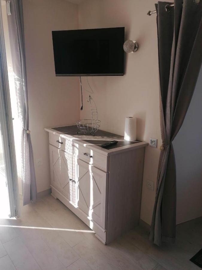 La Basse-Cour Apartment Vic sur Cere Bagian luar foto