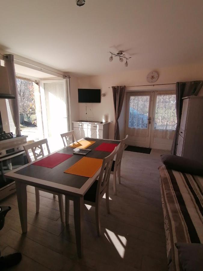 La Basse-Cour Apartment Vic sur Cere Bagian luar foto