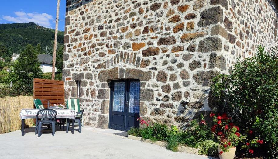 La Basse-Cour Apartment Vic sur Cere Bagian luar foto